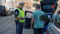 Polizei im Einsatz - Tatort Straße – Polizeibeamter bei der Durchführung einer Fahrzeugkontrolle.