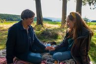 Tiere bis unters Dach – Paulina (Tabea Hug, li.) schenkt ihrer Liebe Martha (Elea Krütten, re.) einen Ring.