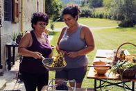 Zu Tisch ... – Luisa (li.) und ihre Tochter Anna (re.) kochen gerne vegane Gerichte mit Gemüse aus dem eigenen Garten.