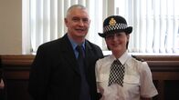 Auf Verbrecherjagd – Bryan Hughes trauert um seine 23-jährige Tochter Nicola. Die junge Polizistin wurde kaltblütig bei einem Routine-Einsatz erschossen.