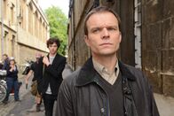 Lewis – Der entlassene Strafgefangene Graham Lawrie (Alec Newman, r.) wird von dem Studenten Luke Burgess (Patrick Walshe McBride, l.) auf Schritt und Tritt verfolgt.