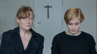 Goethes Faust – MDR FERNSEHEN GOETHES FAUST Uhr. Gretchen (Helena Siegmund-Schulze, re.), die von Faust ein Kind erwartet, wird von ihrer Mutter (Gabi Herz) zur Abtreibung gezwungen.