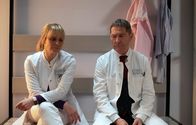 In aller Freundschaft – Lea Peters (Anja Nejarri) bedankt sich bei Dr. Kaminski (Udo Schenk) für sein fortwährendes Vertrauen in sie als Ärztin, aber vor allem in sie als Mensch. Ohne seine Unterstützung wären wohl einige Dinge in Leas Leben anders verlaufen.