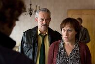 Wilsberg – Ulla Falkenberg (Eva Löbau) wird von Polizist Heinrich Brandstetter (Rolf Kanies) bei ihrer Aussage unterstützt.