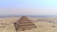 Die Pyramiden – Die Grabanlage des Königs Djoser ist etwa 4700 Jahre alt. Sie ist die älteste Pyramide Ägyptens.