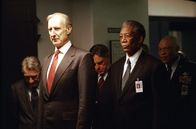 Der Anschlag – Steckt die Sowjetunion hinter dem Anschlag oder waren es doch nur Terroristen? Der Krisenstab (v.l.n.r.: James Cromwell, Bruce McGill, Morgan Freeman, John Beasley) im Wettlauf mit der Zeit ...; Steckt die Sowjetunion hinter dem Anschlag oder waren es doch nur Terroristen? Der Krisenstab (v.l.n.r.: James Cromwell, Bruce McGill, Morgan Freeman, John Beasley) im Wettlauf mit der Zeit ...