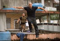 Fast & Furious Five – Kann Toretto (Vin Diesel, r.) Hobbs (Dwayne Johnson, l.) erneut entkommen?; Kann Toretto (Vin Diesel, r.) Hobbs (Dwayne Johnson, l.) erneut entkommen?