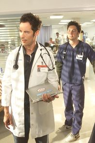 Scrubs - Die Anfänger – Dan (Tom Cavanagh, l.); Dr. John "J.D." Dorian (Zach Braff, r.)