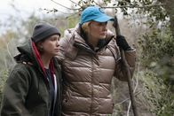 Hacks – Deborah (Jean Smart, r.) kämpft mit einer Schreibblockade und Ava (Hannah Einbinder, l.) mit einem gebrochenen Herzen. Ein Ausflug in die Wälder von Pennsylvania soll helfen, wird aber dann zur echten Herausforderung.