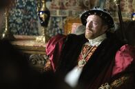 Wolf Hall – Der Bittbrief von Thomas Cromwell löst bei König Henry VIII. (Damian Lewis) nicht die gewünschten Emotionen aus.