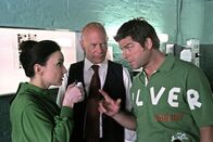 SK Kölsch – Die Pathologin (Tatjana Clasing, l.) erzählt Haupt (Christoph Quest, M.) und Jupp (Uwe Fellensiek, r.), was sie anhand der Gen-Marker herausgefunden hat.