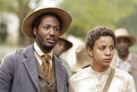 The Good Lord Bird – Bob (Hubert Point-Du Jour, l.); Zwiebel (Joshua Caleb Johnson, r.)