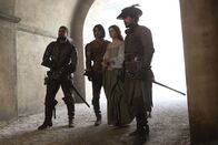 Die Musketiere – (v.l.n.r.) Porthos (Howard Charles); D'Artagnan (Luke Pasqualino); Céline (Holly Earl); Aramis (Santiago Cabrera)