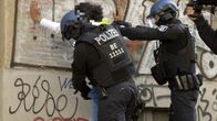 Blutsbande - Clans in Berlin – Polizisten bei der Razzia in einem Barber-Shop.