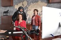 Alles oder Nichts – Machen eine erschreckende Entdeckung: Jenni (Anna Mennicken, r.), Daniel (Raphael Vogt, hinten) und Melissa (Sarah Maria Besgen, vorne) ...