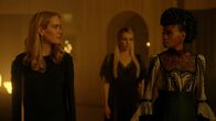 American Horror Story – (v.l.n.r.) Cordelia Goode (Sarah Paulson); Madison Montgomery (Emma Roberts); Dinah Stevens (Adina Porter)