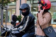 In aller Freundschaft – Hans-Peter Brenner (Michael Trischan (hinten) traut seinen Augen nicht: Dr. Martin Stein (Bernhard Bettermann, vo.li.) und Luisa Lindner (Luisa Wietzorek, vo.re.) steigen gemeinsam auf's Motorrad. Luisas Plan scheint also aufzugehen.