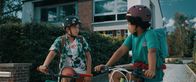 3 Hz – Von links: Sammy (Arthur Hermans) und Felix (Junes Callaert) auf dem Fahrrad.