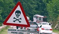 Todesstraßen - Unterwegs am Limit – Warnschild am Straßenrand