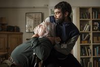 Baptiste – Peter (Nicholas Woodeson, l.); Constantin (Alec Secareanu, r.)