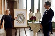 Donna Leon – Contessa Demetriana (Hildegard Schmahl) und ihr Vertrauter Sandro (Max von Thun) stellen die Organisation „Salva Serenissima“ vor.