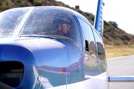 The Last Man on Earth – Lewis (Kenneth Choi) wagt seinen ersten realen Flug. Kann das gutgehen?