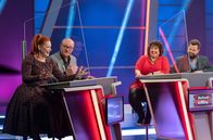 Meister des Alltags – Verstehen sich blendend über Plexiglas- und Teamgrenzen hinweg: die prominenten Kandidaten beim SWR Wissensquiz "Meister des Alltags" (v. li.): Enie van de Meiklokjes, Bodo Bach, Meltem Kaptan und Antoine Monot Jr. Den Gewinn spendet "Meister des Alltags" einem guten Zweck.