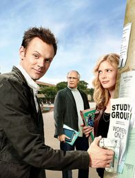 Community – (1. Staffel) - Community: Jeff Winger (Joel McHale, l.), Pierce (Chevy Chase, M.) und Britta (Gillian Jacobs, r.) ...