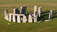 Spuren verlorener Städte mit Albert Lin – Wiltshire, UK - Albert Lin in Stonehenge. (National Geographic/Hugh Campbell)