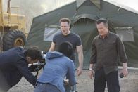 Scorpion – Auf der Suche nach Beweisen, dass an einer Baustelle im Vietnam die Überreste einer ganzen US Army Truppe zu finden sind, müssen sich Tim (Scott Porter, hinten l.), Cabe (Robert Patrick, hinten r.), Toby (Eddie Kaye Thomas, vorne l.) und Happy (Jadyn Wong, vorne r.) nicht nur mit den unnachgiebigen Arbeitern, sondern auch mit dem Wetter herumärgern ...