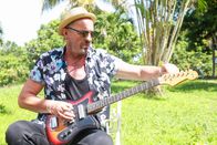 Death in Paradise – Stevie Smith (Francis Magee) war im Laufe seiner Musikkarriere nicht immer ein einfacher Charakter. Doch gerade als er sein Leben in den Griff bekommen hat und sich voll und ganz auf die Musik konzentrierte, wurde er getötet.
