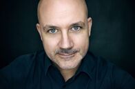 Comedy vom Rhein Spezial – Lachen bis man „meschugge“, also verrückt wird, dafür sorgt der Comedian und Kabarettist Frank Fischer mit seinem Soloprogramm, präsentiert in diesem Spezial.