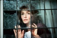 Tod im Winter – Katie McGovern (Mary Steenburgen) wird als Schauspielerin von einem Psychiater engagiert. Doch schon bald wird ihr klar, daß ihr Leben in Gefahr ist ...