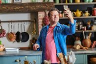 Jamie Oliver: Geniale One Pot-Gerichte – Jamie Oliver Die Verwendung des sendungsbezogenen Materials ist nur mit dem Hinweis und Verlinkung auf RTL+ gestattet.