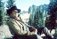 Der Marshal – Marshal Rooster Cogburn (John Wayne) greift in Momenten der Ruhe erst mal zur Flasche ...