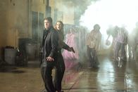 Castle – Richard Castle (Nathan Fillion, l.) und Kate Beckett (Stana Katic, 2.v.l.) werden von einer ganzen Horde Zombies umzingelt ...