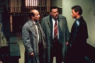 Maximum Risk – Schnell wird Alain (Jean-Claude van Damme, r.) klar, dass sein Zwillingsbruder auch mit dem FBI zu tun hatte. Die Agenten Pellman (Paul Ben-Victor, l.) und Loomis (Frank Senger, M.) brauchen Alains Hilfe, doch er kann niemandem trauen.
