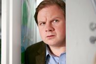 Die Rosenheim-Cops – Zufällig hört Tobias Hartl (Michael A. Grimm), dasss nun auch wegen Mordes gegen ihn ermittelt wird.