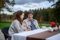 Sturm der Liebe – Werner (Dirk Galuba, r.) redet Maxi (Katharina Scheuba, l.) gut zu, dass sie das Richtige getan hat.