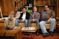 How I Met Your Mother – Ted (Josh Radnor, 2.v.l.), Barney (Neil Patrick Harris, 2.v.r.)