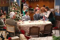 The Big Bang Theory – v.l.) feiern gemeinsam ...