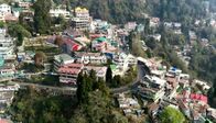 Legendäre Zugabenteuer – Darjeeling ist vor allem für seinen Tee bekannt. Auf über 2.000 Metern am Hang gelegen, haben es Züge nicht leicht, den Anstieg zu bewältigen.