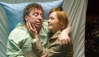 Unverschämtes Glück – ARD/WDR UNVERSCHÄMTES GLÜCK, Fernsehfilm Deutschland 2015, Regie und Buch: Hartmut Schoen Uhr im ERSTEN. Erika (Katja Flint) und Johannes Größt (Armin Rohde) im Krankenhaus. Erika sieht in dem Unfall die letzte Chance, mit ihrem Mann nach seiner Genesung ein normales Leben ohne Politik zu führen.