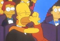 Die Simpsons – Marge gratuliert Homer zu seiner Preisrichter-Entscheidung.
