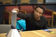 Community – Der verstorbene Pierce hat Troy (Donald Glover) etwas ganz Spezielles hinterlassen ...