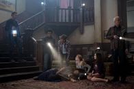 Community – Die Lerngruppe (v.l.n.r.: Joel McHale, Donald Glover, Danny Pudi, Yvette Nicole Brown, Gillian Jacobs, Alison Brie, Chevy Chase) sortiert gemeinsam einen Haufen verloren geglaubter Erinnerungsstücke, doch dabei ergeben sich verbale Schlammschlachten mit Schuldzuweisungen und Rückblenden in gemeinschaftliche Horrorerlebnisse ...