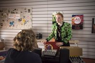 Schloss Einstein – Luisa (Tessa Dökel) ist stocksauer auf Olivia, doch von Paul (Fynn Meinert) erfährt sie von ihrem Liebeskummer.