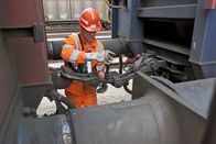Maschen - Europas größter Rangierbahnhof – Die Gleisarbeiter überwachen das Andocken der Güterwaggons und müssen Bremsschläuche und Schrauben lösen und nachhelfen, wenn etwas klemmt oder nicht zusammenpasst.