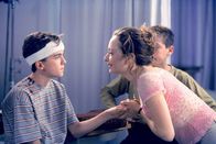 Malcolm mittendrin – Malcolm (Frankie Muniz) wird von seiner Lehrerin Caroline (Catherine Lloyd Burns) begutachtet, nachdem er einen Kopfverband bekommen hat.