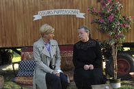 SOKO Stuttgart – Urszula Horwitz (Ursula Werner, r.), die Witwe von Oscar, berichtet Martina Seiffert (Astrid M. Fünderich) unter anderem, dass in letzter Zeit immer wieder ein Fremder um das Zirkuszelt, die Bau- und Wohnwägen geschlichen ist. Hat dieser Oscar auf dem Gewissen?